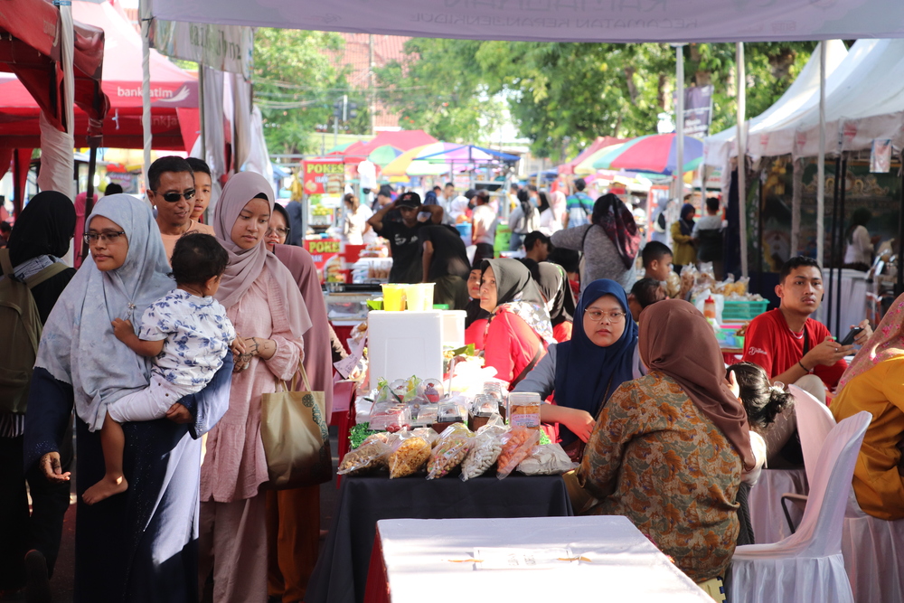 BELUM SEJAHTERA: Para penjual di bazar UMKM yang menjajakkan dagangan kepada pelanggan