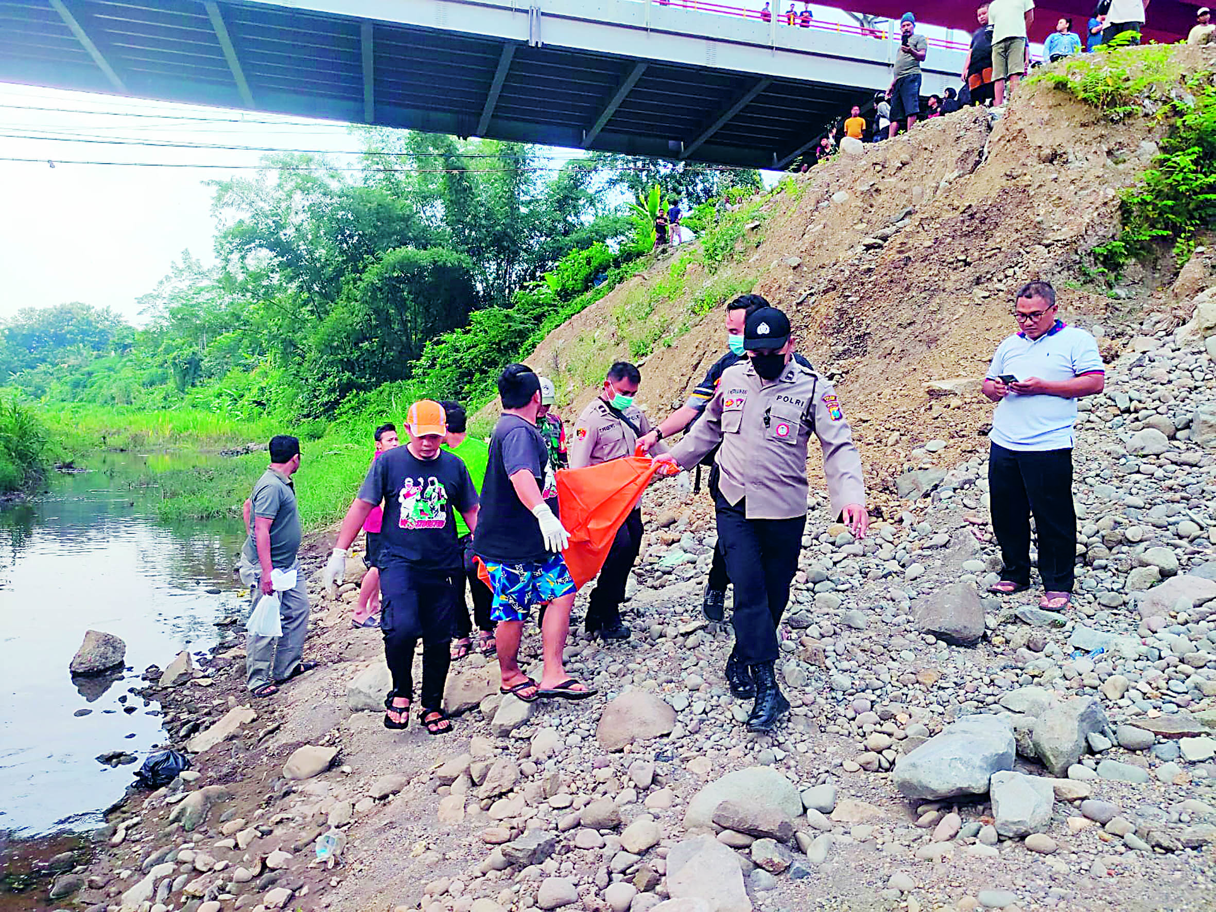 DEPRESI: Evakuasi jenazah UT, Warga di Kecamatan Kademangan, usai di temukan di bawah Jembatan Trisula, Kamis(9/5/2024)