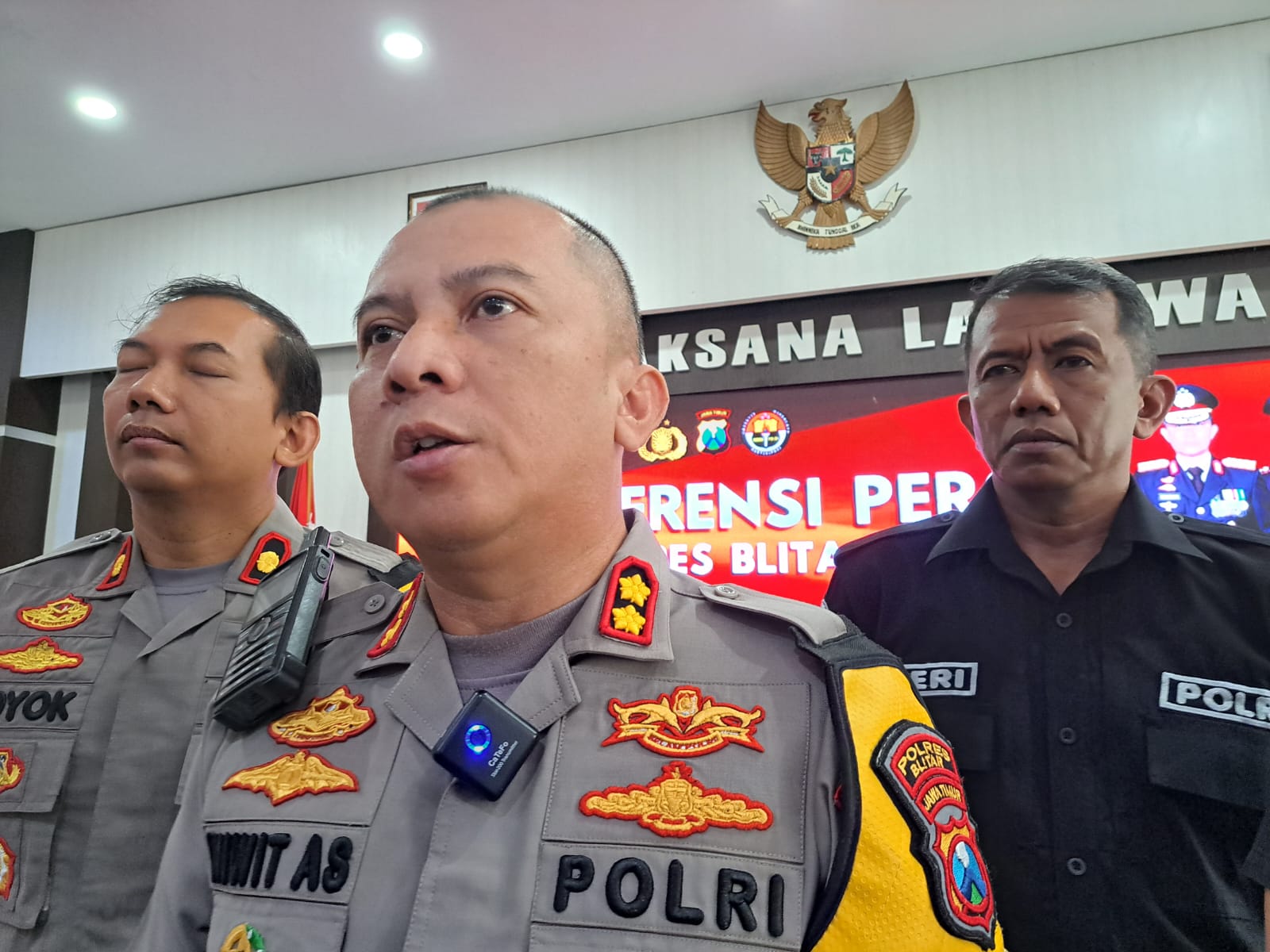 SIGAP: Kapolres Blitar AKBP Wiwit Adisatria (tengah) ketika memberikan katerangan kepada awak media.