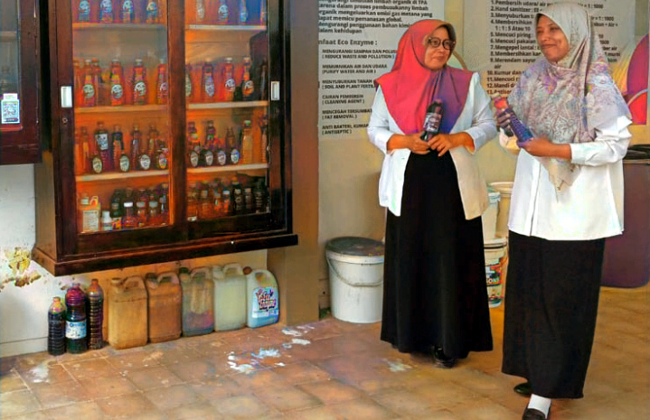 MANFAATKAN LORONG: Inovasi Unit Produksi Ekoenzim dimiliki UPT SMPN 1 Nglegok