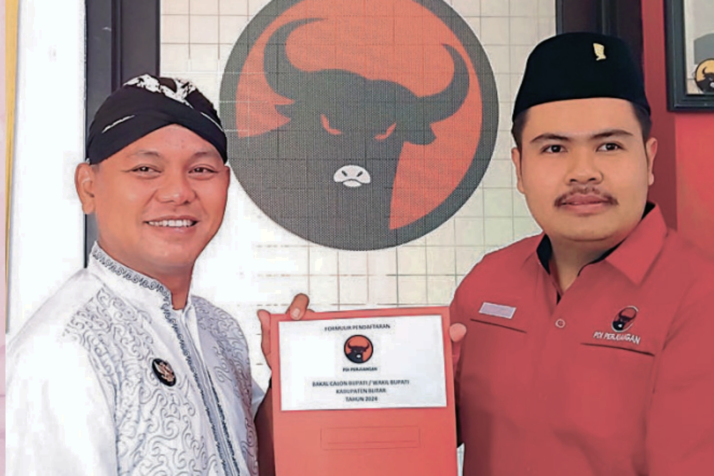 MELAMAR: Kades Minggirsari, Eko Hariadi, mengambil formulir penjaringan bakal cabup dan cawabup di kantor DPC PDIP Kabupaten Blitar.