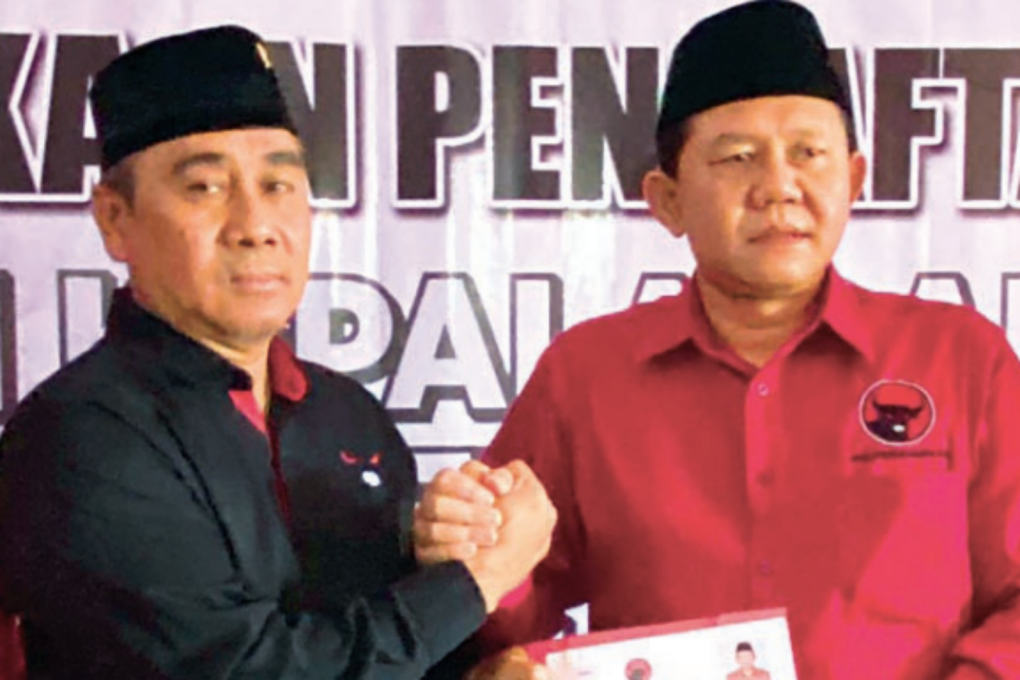 OPTIMIS DIREKOM: Bacakada PDIP Bambang Rianto mengembalikan formulir di Kantor DPC PDIP Kota Blitar, (10/5).