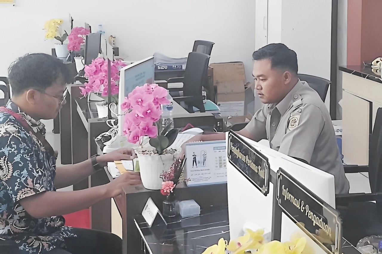 ANTRE: Seorang warga sedang berkonsultasi untuk pendaftaran sertifikat tanah.