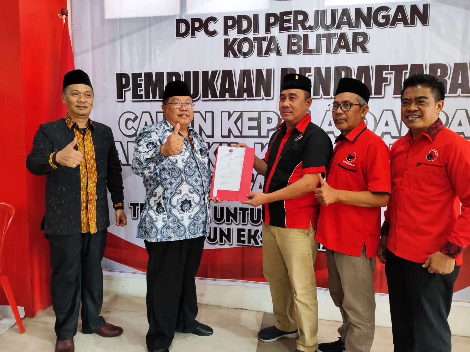 Wali Kota Blitar Santoso saat ambil formulir penjaringan PDIP