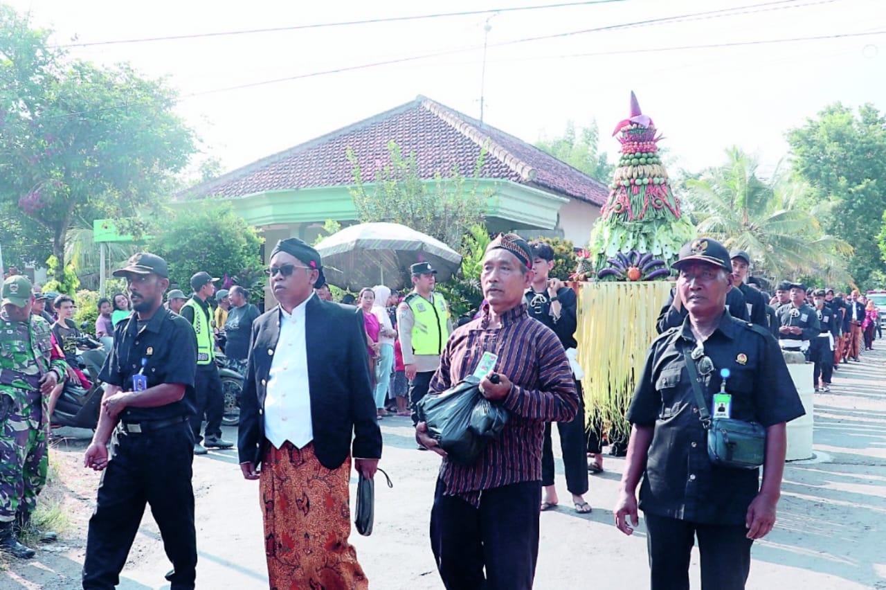 MERIAH: Kades Rejowinangun bersama Ratusan warga mengarak bendera panji dalam rangkaian bersih Desa Rejowinangun, Kecamatan Kademangan, Minggu (12/5).
