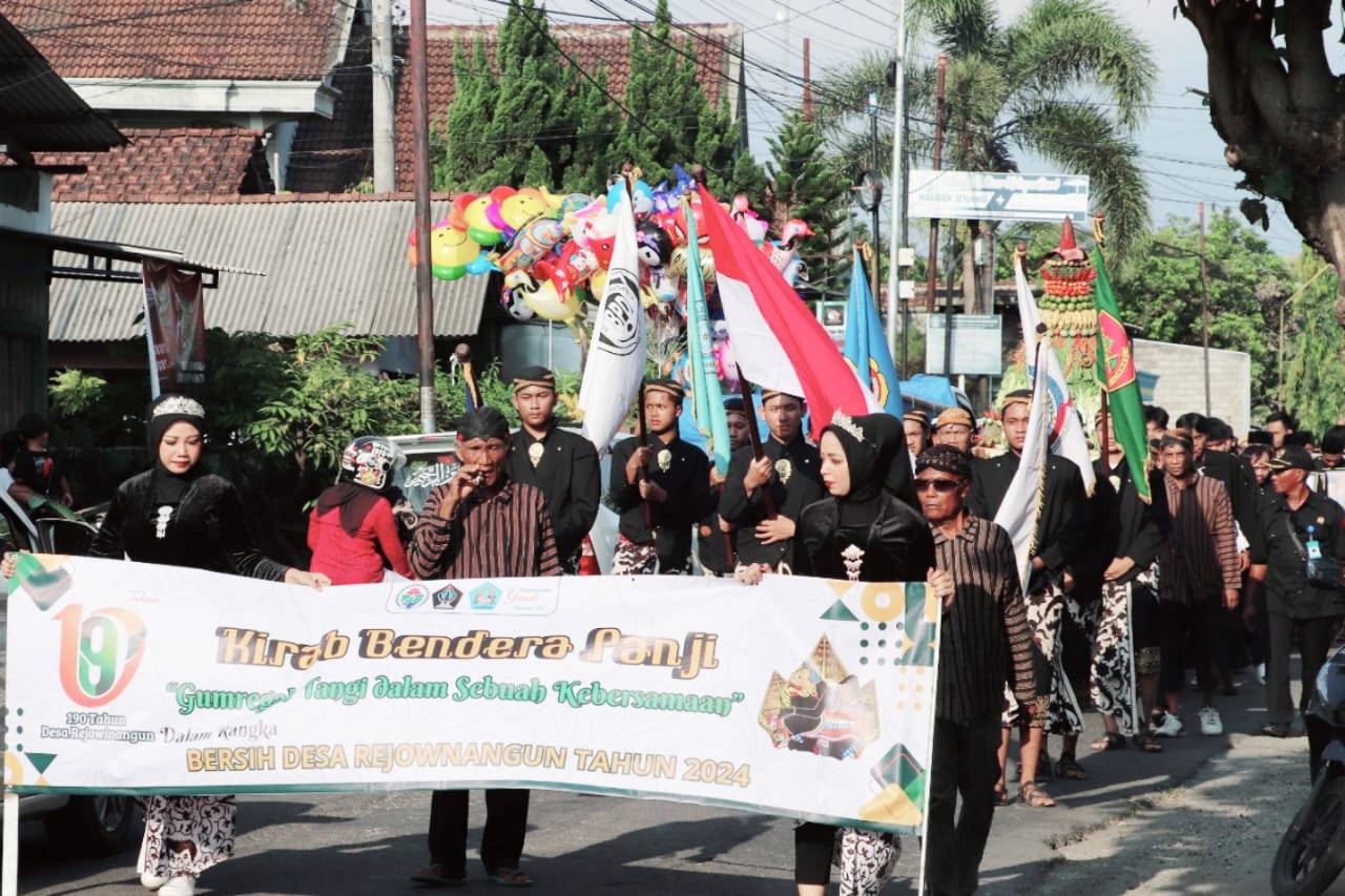BUDAYA: Mayarakat membawa tumpeng hasil bumi dalam arak-arakan bendera panji bentuk syukur