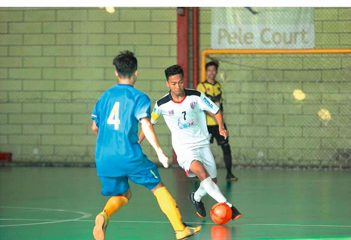 LINCAH: Pemain futsal Afkab Blitar berusaha melewati pemain lawan dalam kompetisi beberapa&nbsp;waktu&nbsp;lalu.
