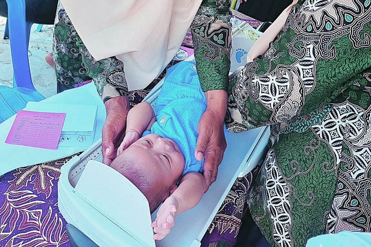 MENGGEMASKAN: Balita ditimbang di Posyandu Desa Pasirharjo, Kecamatan Talun. Hasil survei SKI 2023, prevalensi stunting Kabupaten Blitar mengalami kenaikan.
