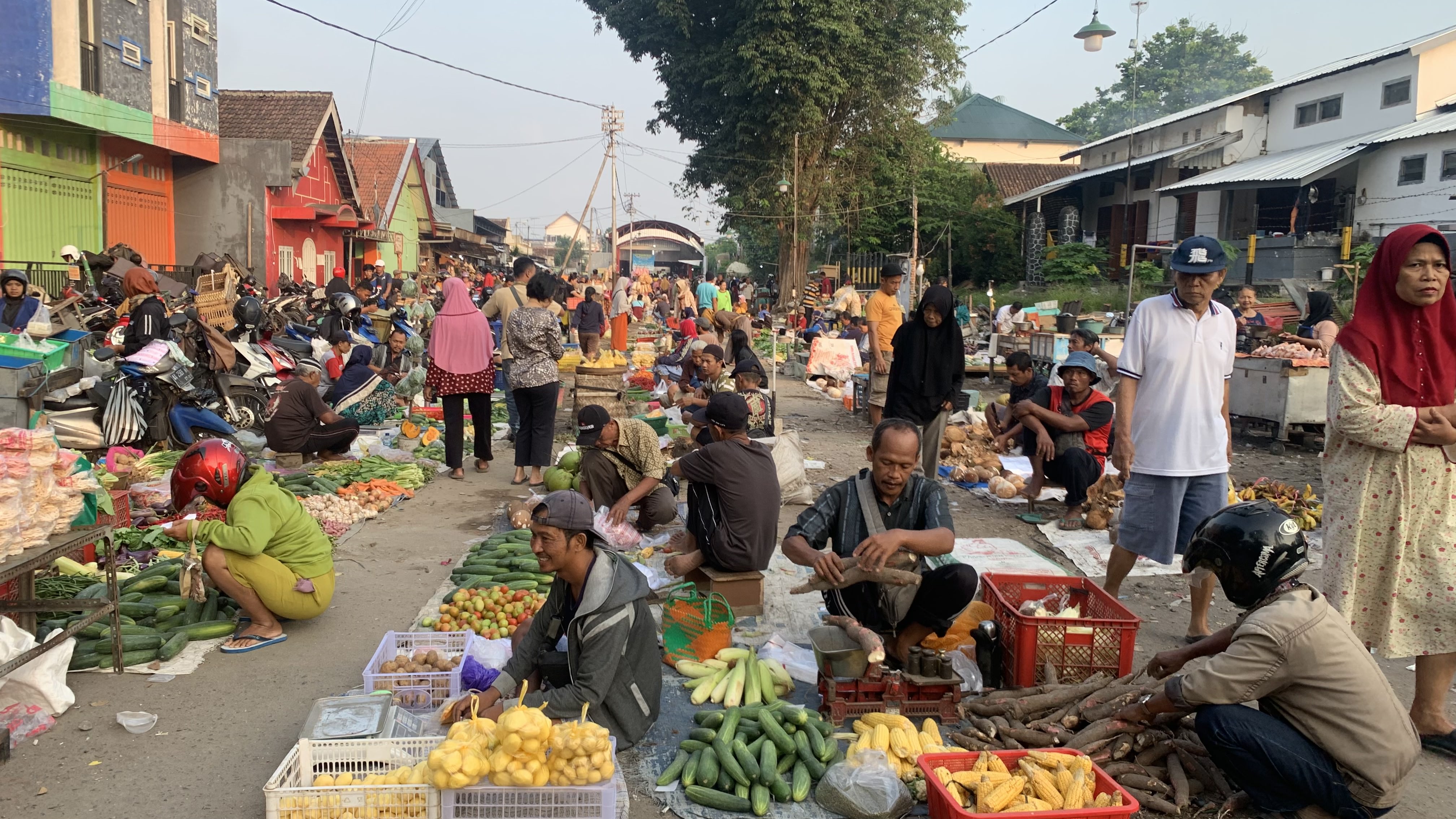 PADAT: Aktivitas jual beli di pasar tumpah timur Pasar Templek dimulai dini hari hingga pagi. Disperindag mengalihkan aktivitas pasar tumpah dari Jalan Anggrek ke timur Pasar Templek.