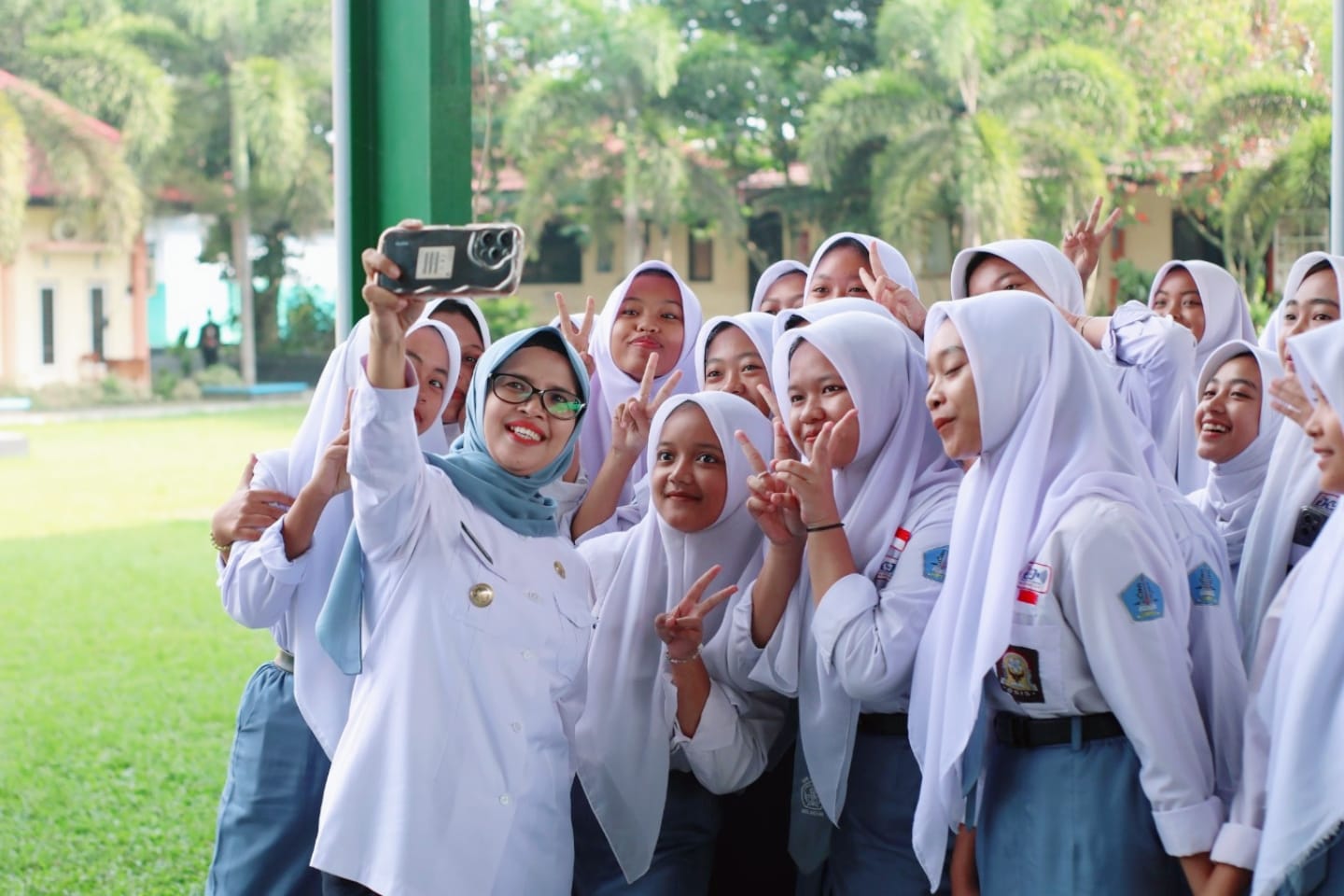 AKRAB: Bupati Rini Syarifah berswafoto dengan siswi SMKN 1 Nglegok.