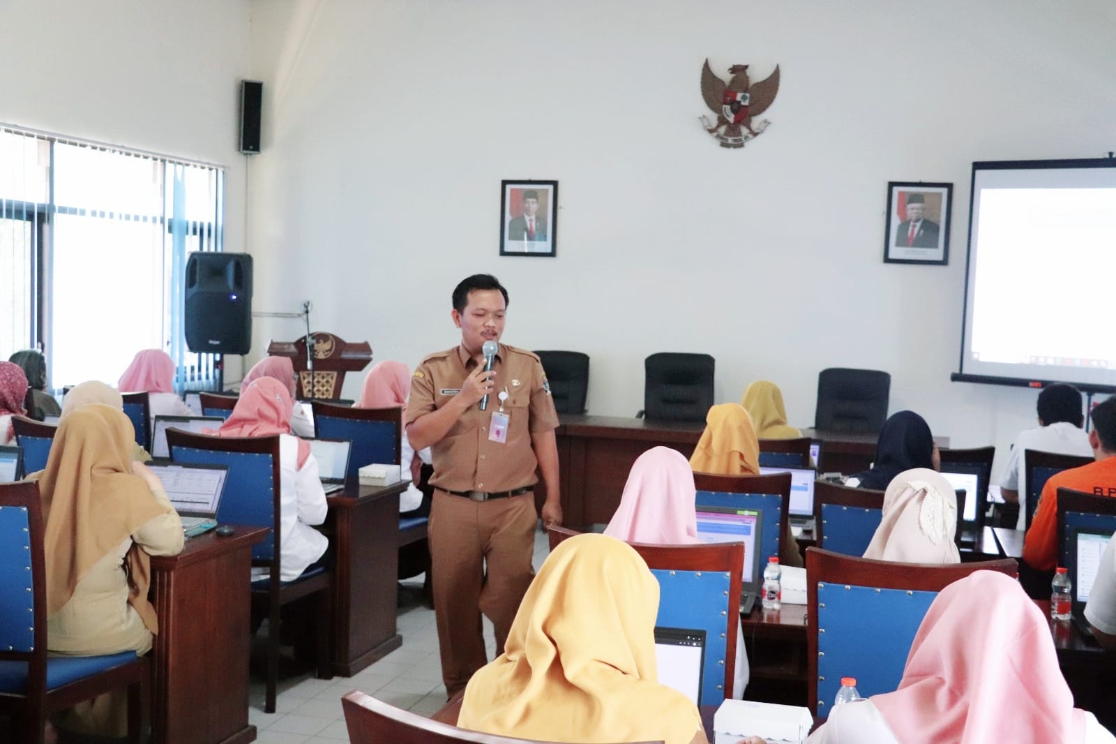 PENATAAN: Pegawai Disperpusarsip Kabupaten Blitar memberikan materi kepada peserta bimtek pemberkasan arsip kemarin (14/5).