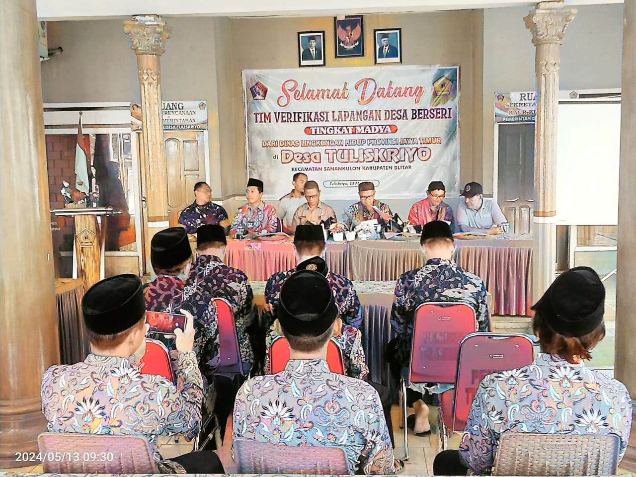SINERGI: Kades Tuliskriyo Mashuriono (dua dari kiri baju batik) bersama Camat Sanankulon dan perwakilan tim verifikasi lapangan Desa Berseri dari DLH Jatim, Senin (13/5).