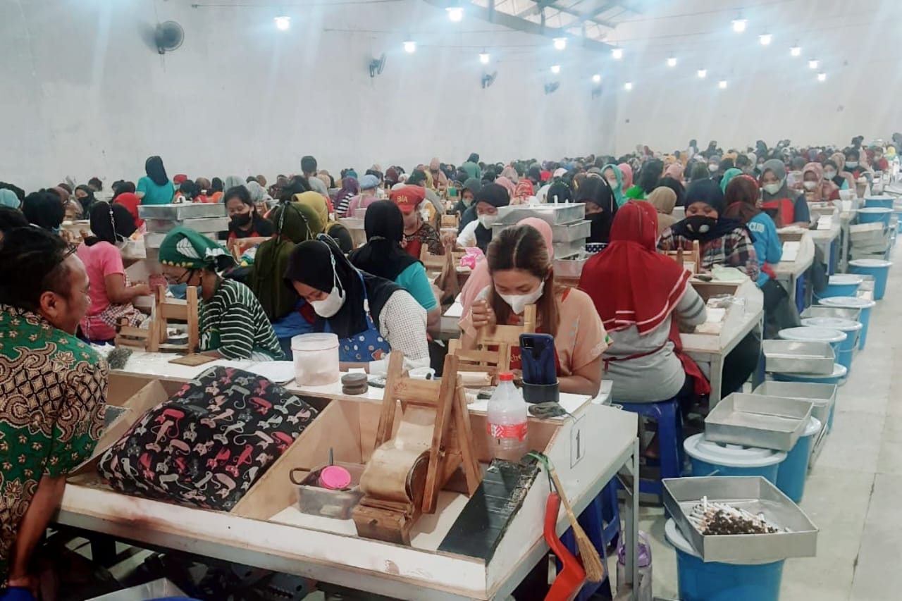Industri rokok di Kabupaten Blitar pada tahun ini melonjak dibandingkan tahun-tahun lalu.