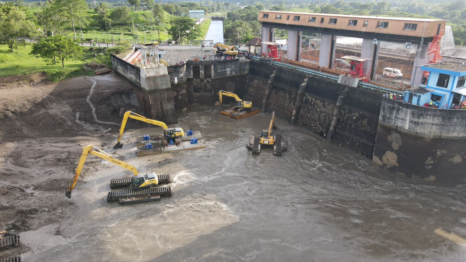 Alat berat dikerahkan selama proses flushing di waduk Wlingi tahun lalu.