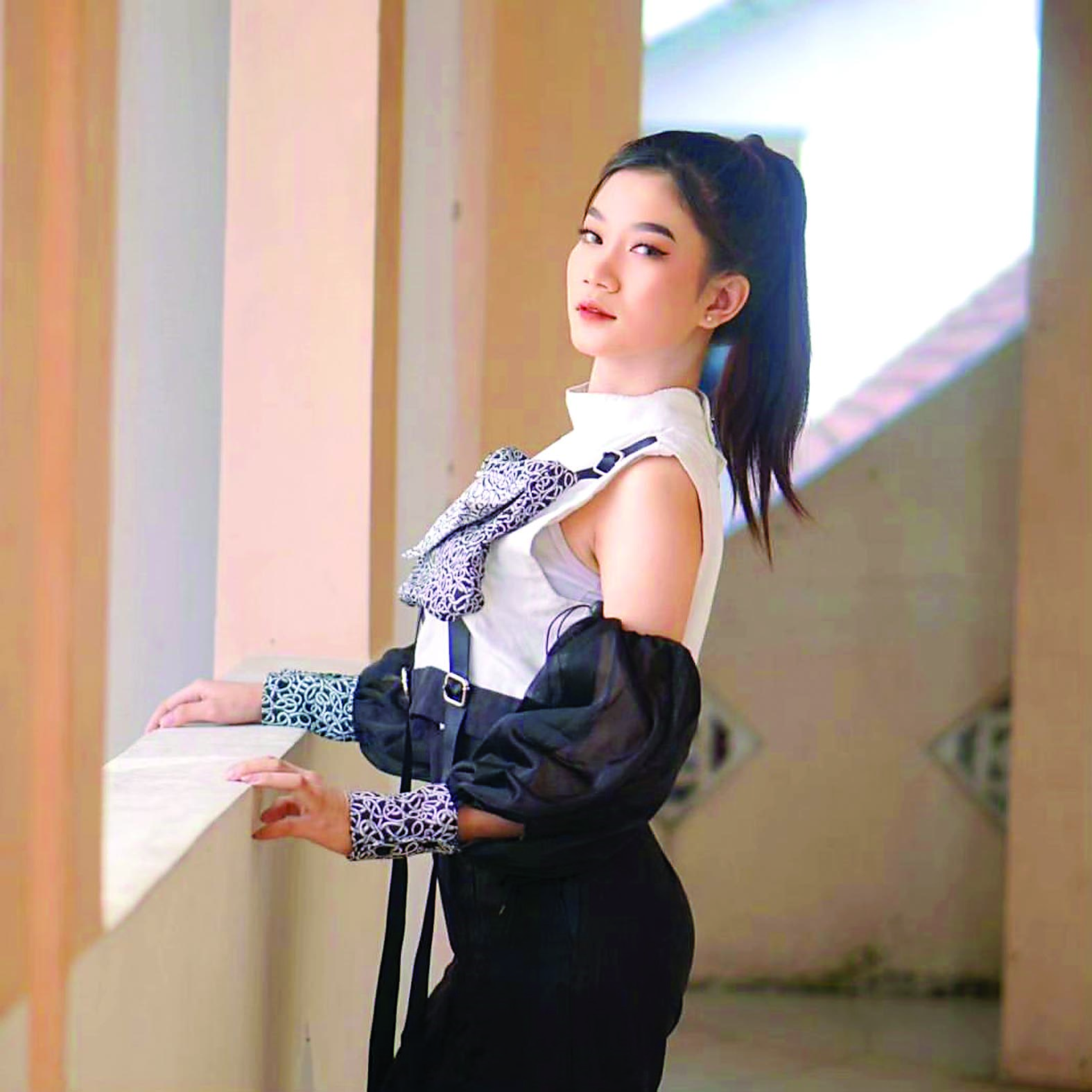 TALENTA: Anisatur Rohmah Reta Ika Wibowo tampil elegan saat sesi pemotretan.