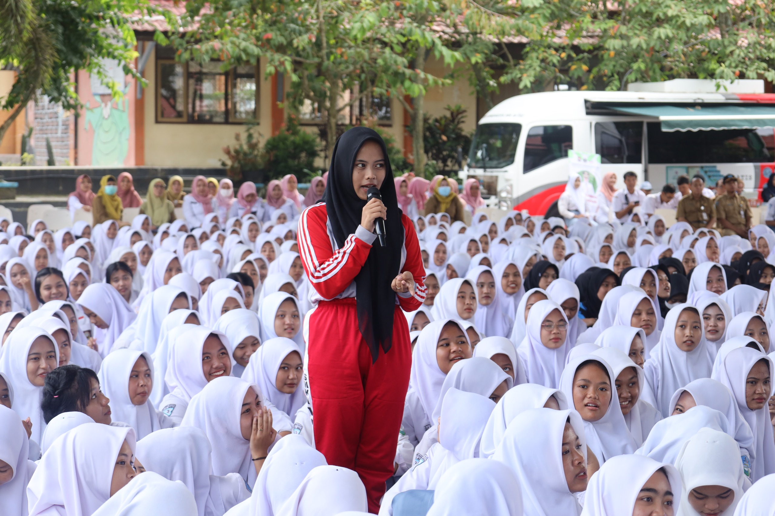 AKTIF: Bupati Rini Syarifah memberikan motivasi. Seorang siswa SMKN 1 Nglegok antusias bertanya.