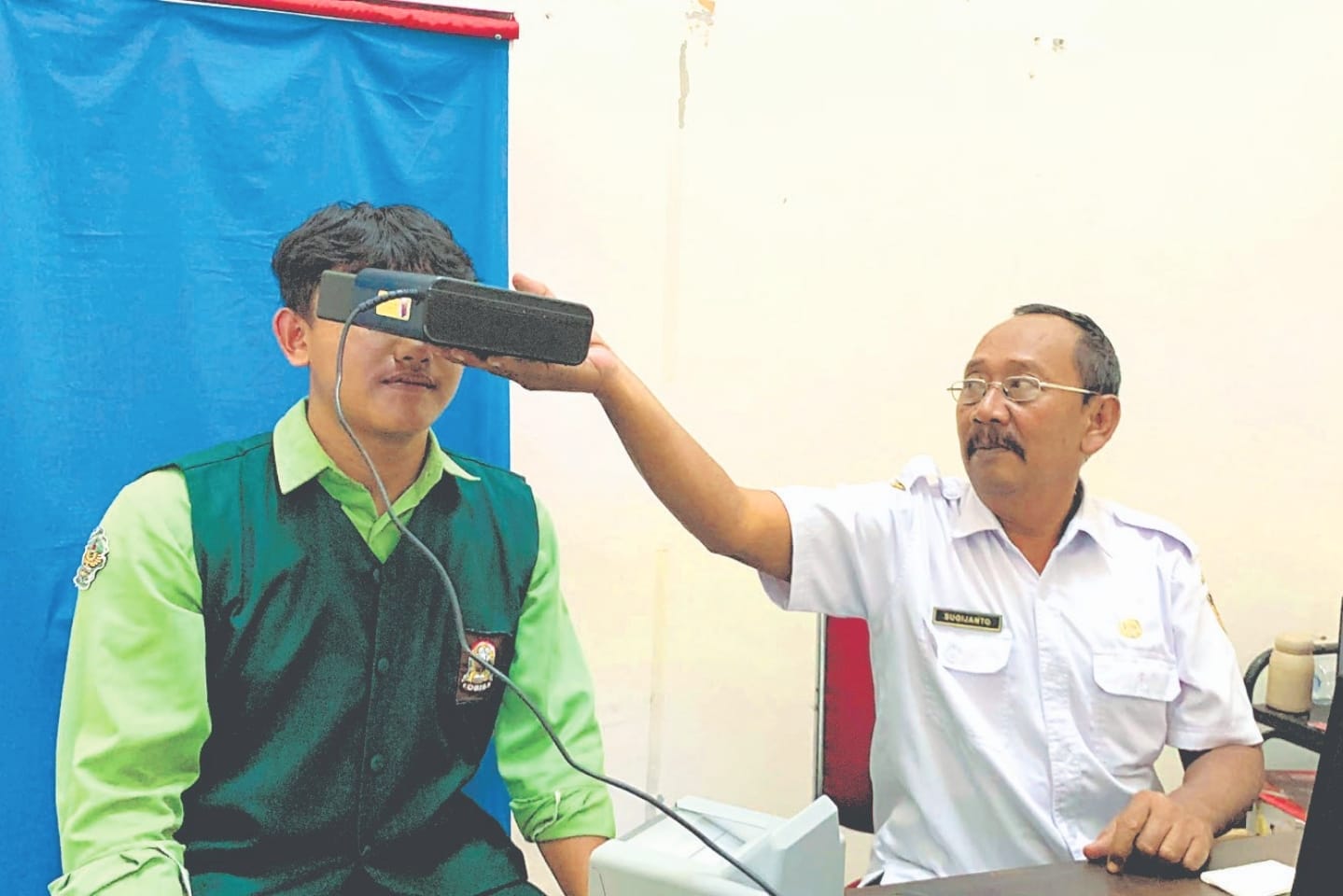KEJAR TARGET: Salahsatu pelajar SMA melakukan perekamanKTP elektronik di kantor Dispendukcapil Kota Blitar, kemarin (15/5).