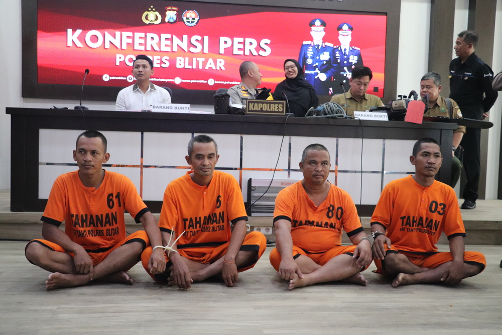 KAPOK: Tersangka pelaku pembalakan liar di Desa Suru, Kecamatan Doko, ditangkap Polres Blitar.