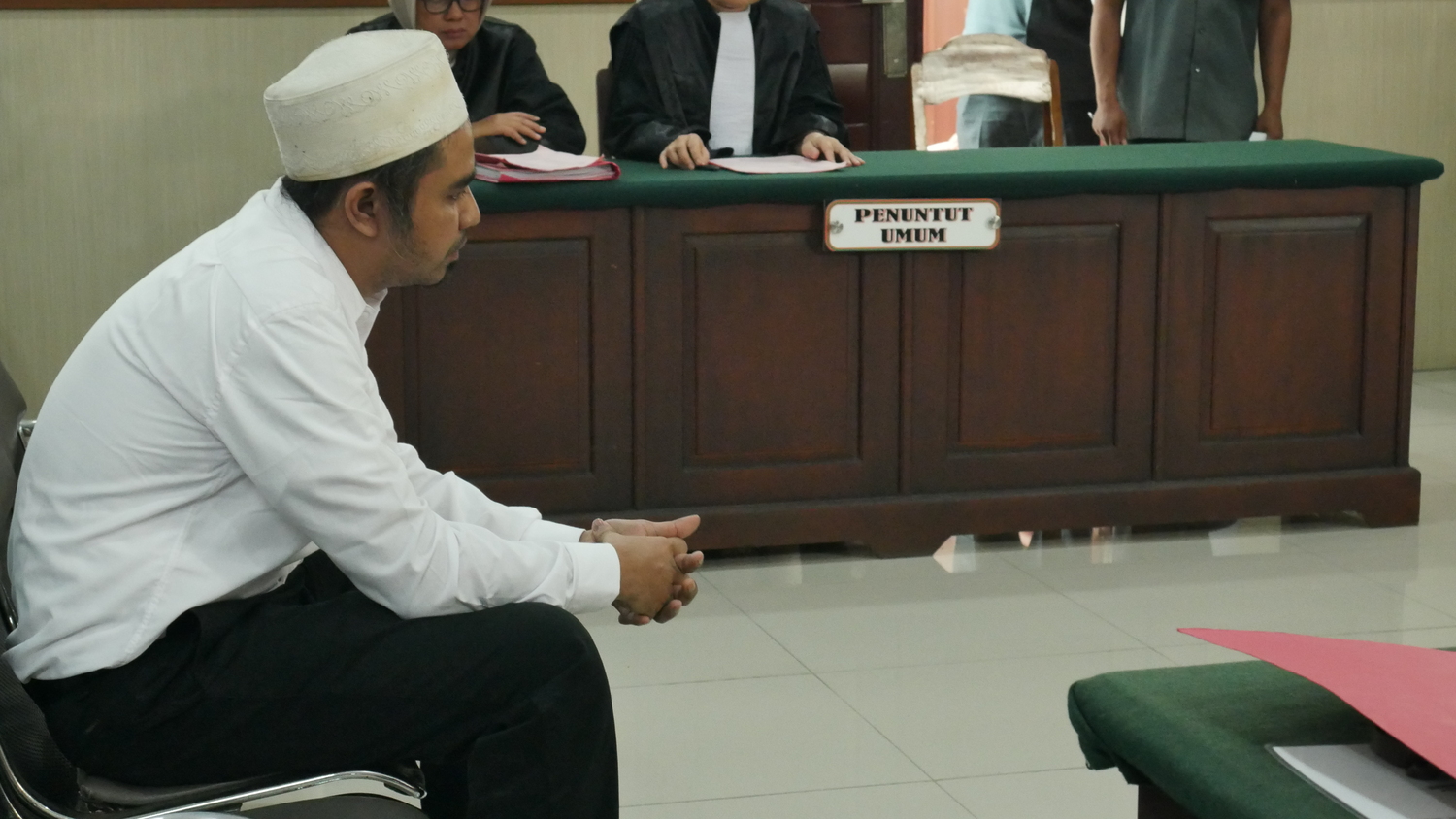 TERTUNDUK: Samsudin mengikuti sidang perdana kasus video kontroversi, di Pengadilan Negeri (PN) Blitar, kemarin (15/5).