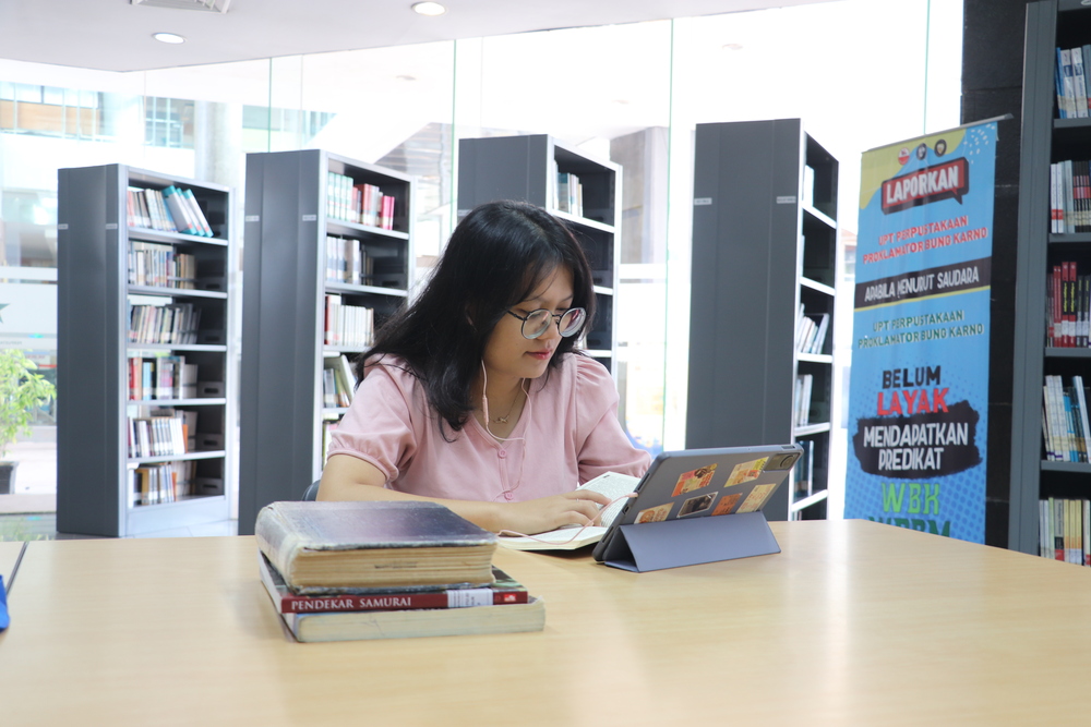 SERIUS: Pengunjung Perpustakaan Proklamator Bung Karno membaca buku dengan mengkolaborasikan melalui gadget di ruang baca, kemarin (16/5). Rata-rata pengunjung capai 200 orang per hari.
