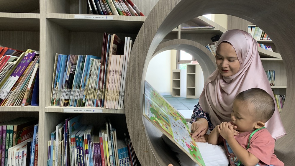TANAMKAN PENGETAHUAN: Membiasakan gemar membaca sejak dini sangat diperlukan untuk mengasah otak anak.