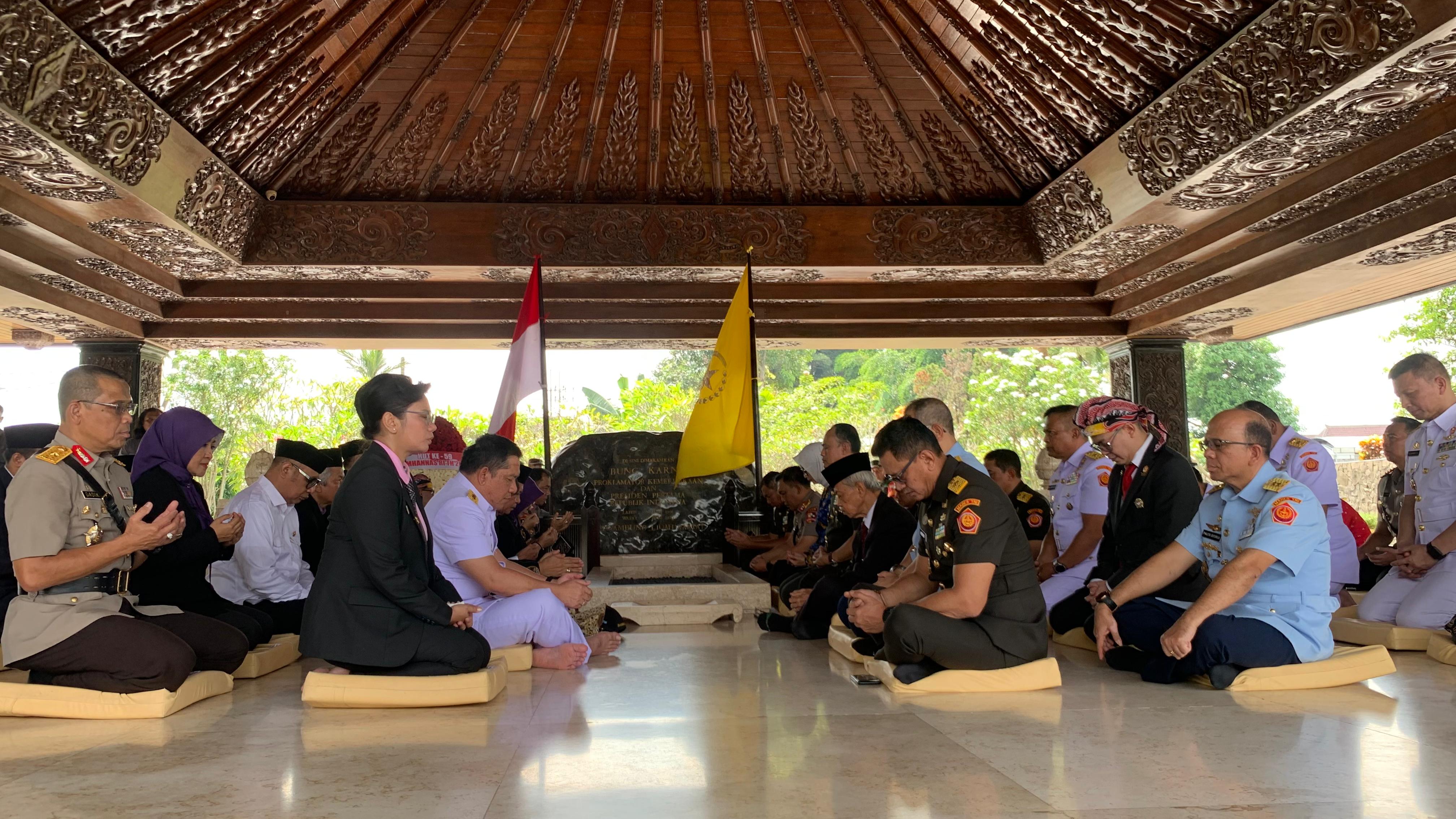 KHUSYUK: Rombongan Lemhanas RI berdoa di pusara makam Presiden RI pertama Sukarno, kemarin (16/5).