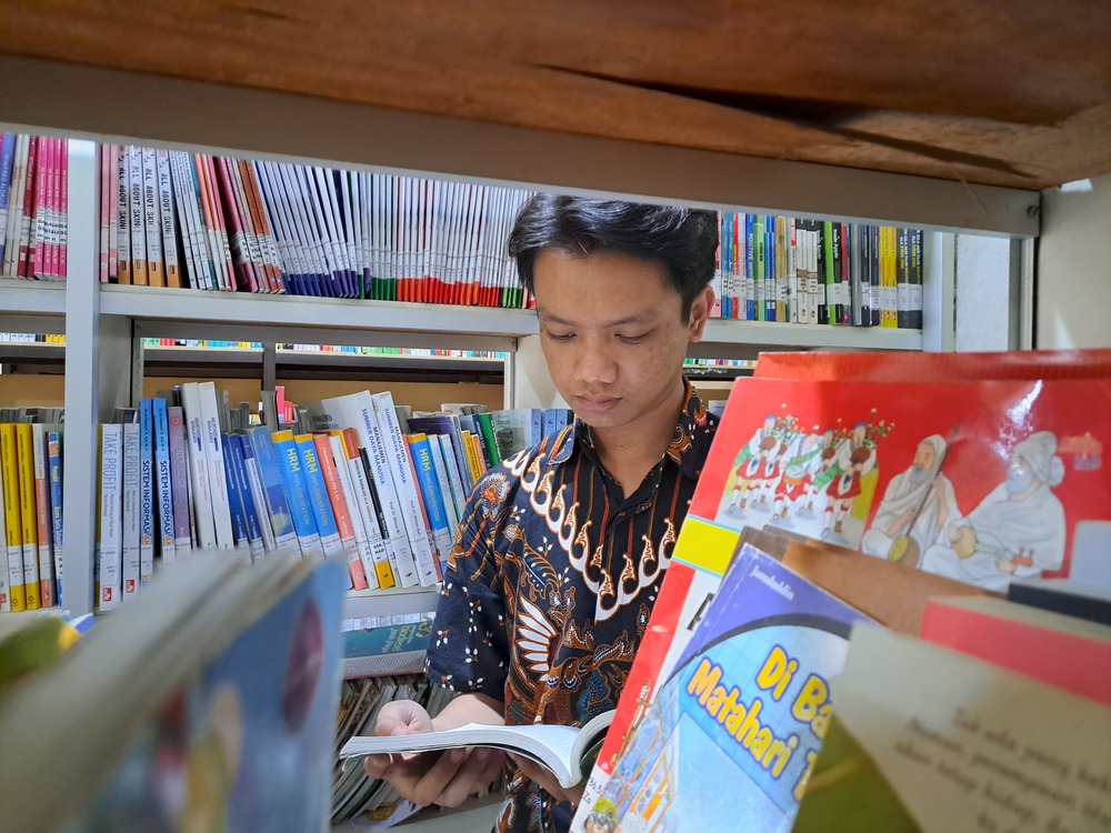 RAJIN: Warga sedang membaca salah satu koleksi buku di di perpustakaan Disperpusip Kabupaten Blitar.