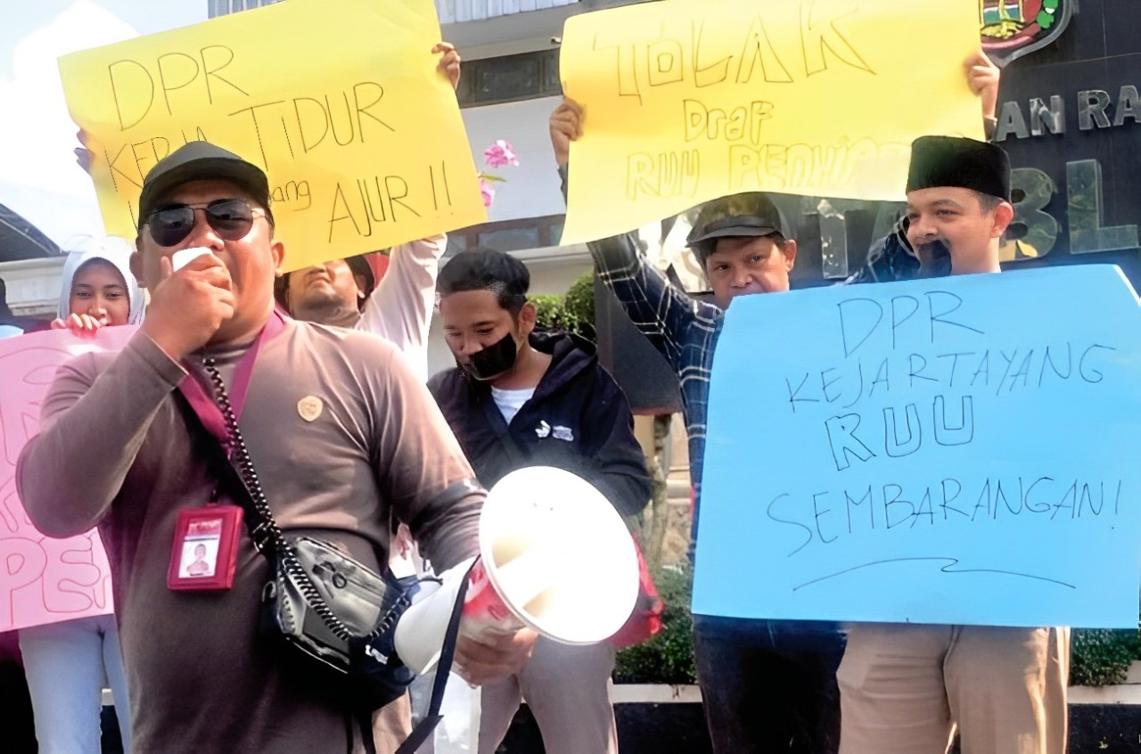 KAWAL TERUS: Para jurnalis Blitar raya menggelar aksi damai menolak draf RUU tentang Penyiaran di depan kantor DPRD Kota Blitar, kemarin (17/5).