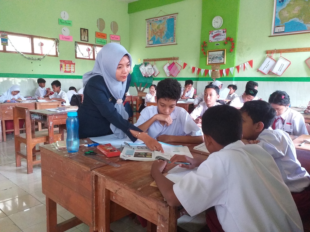 Murid SD di Kota Blitar sedang membaca buku bersama guru di sekolah
