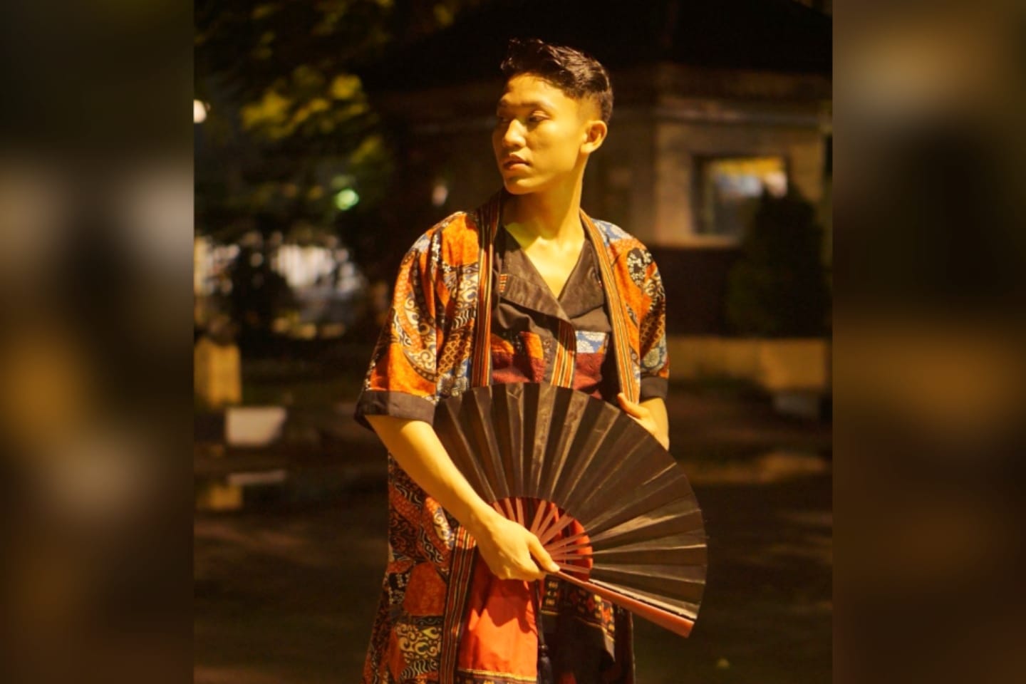 Nyentrik: Dimas Saifur Rochim tampil dengan pakaian tradisional bermotif batik.