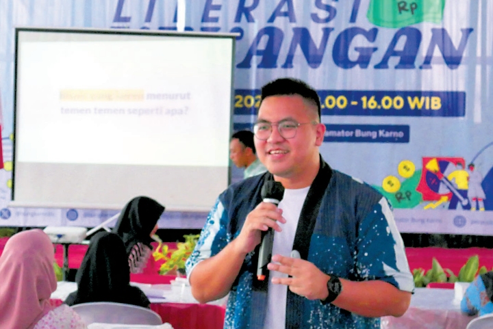 MENGAJAR : Aidil Wicaksono CEO Kaizen Room menyampaikan materi tentang keuangan kepada peserta literasi keuangan.