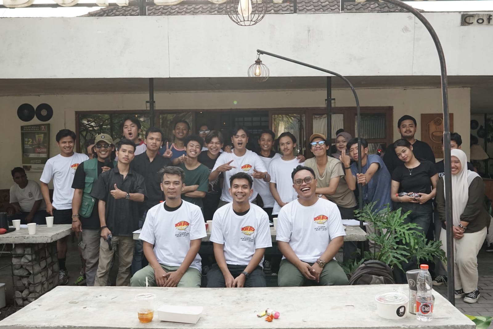 MERIAH : para juri, peserta dan panitia berfoto disela kegiatan anniversary bon bon kahve yang ke-5