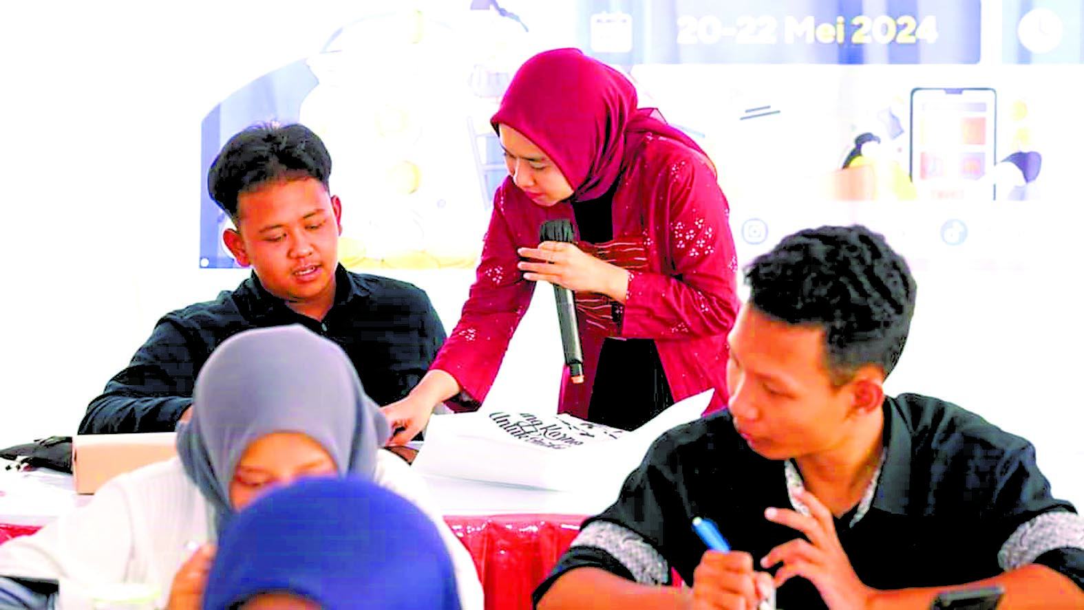 MENDAMPINGI: Rizki Ayu Febriana CLO dari Kaizen Room memberikan pengarahan kepada salah satu peserta literasi keuangan.