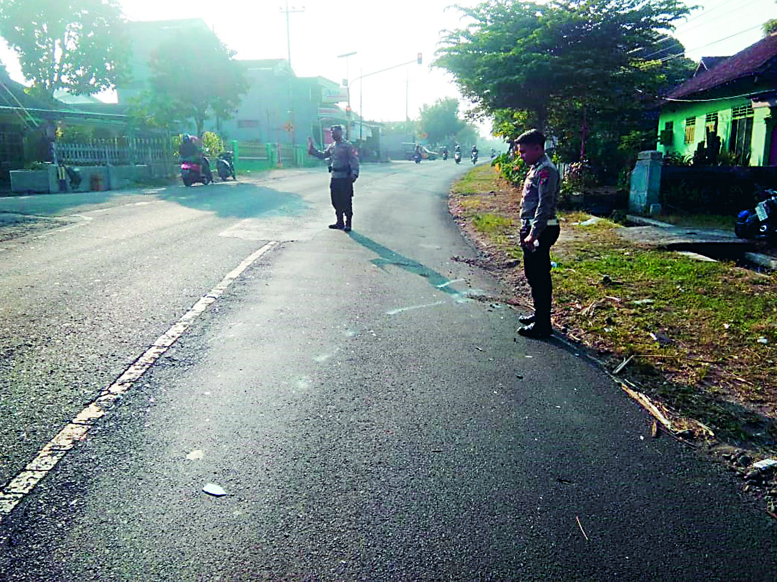 NAPAK TILAS: Anggota Satlantas Polres Blitar melakukan olah TKP kecelakaan yang terjadi di tikungan Kelurahan Kaweron, Kecamatan Talun Rabu pagi (22/5).