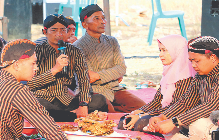LESTARIKAN BUDAYA: Kepala Desa Serang Dwi Handoko ketika membuka acara bersih desa sedeah bumi dengan 1.000 lengkong.
