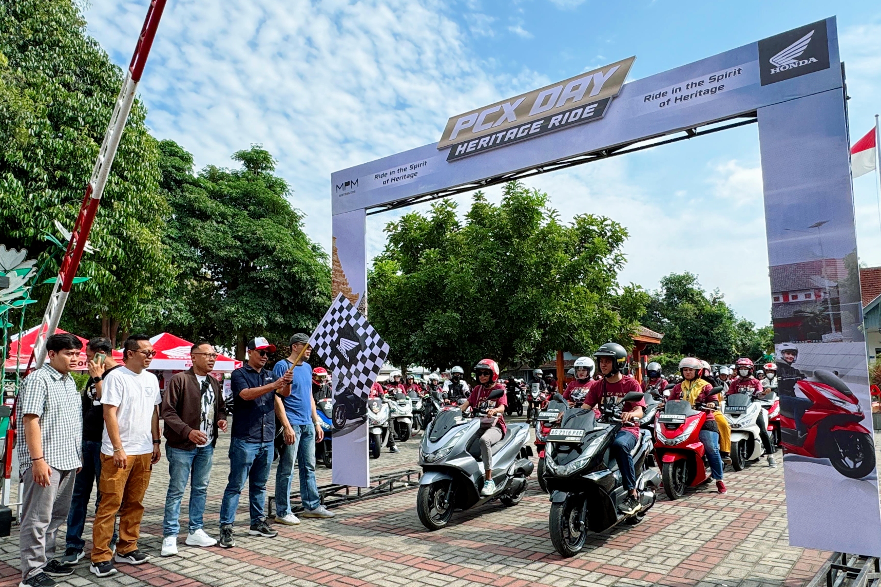 SEMANGAT: Pemberangkatan peserta riding dan explore heritage Kota Blitar dengan tema PCX Day Heritage Ride, Minggu (26/05/2024).