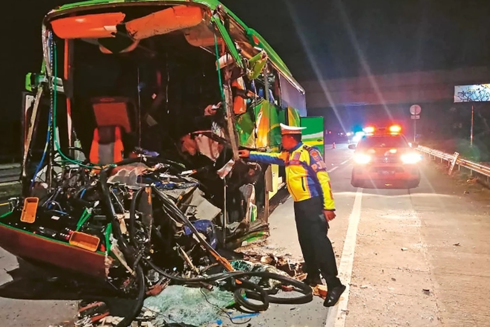 TIBA-TIBA OLENG: Kondisi bus rombongan SMP PGRI 1 Wonosari, Kabupaten Malang, yang mengalami kecelakaan di tol Jombang-Mojokerto Selasa (21/5) malam