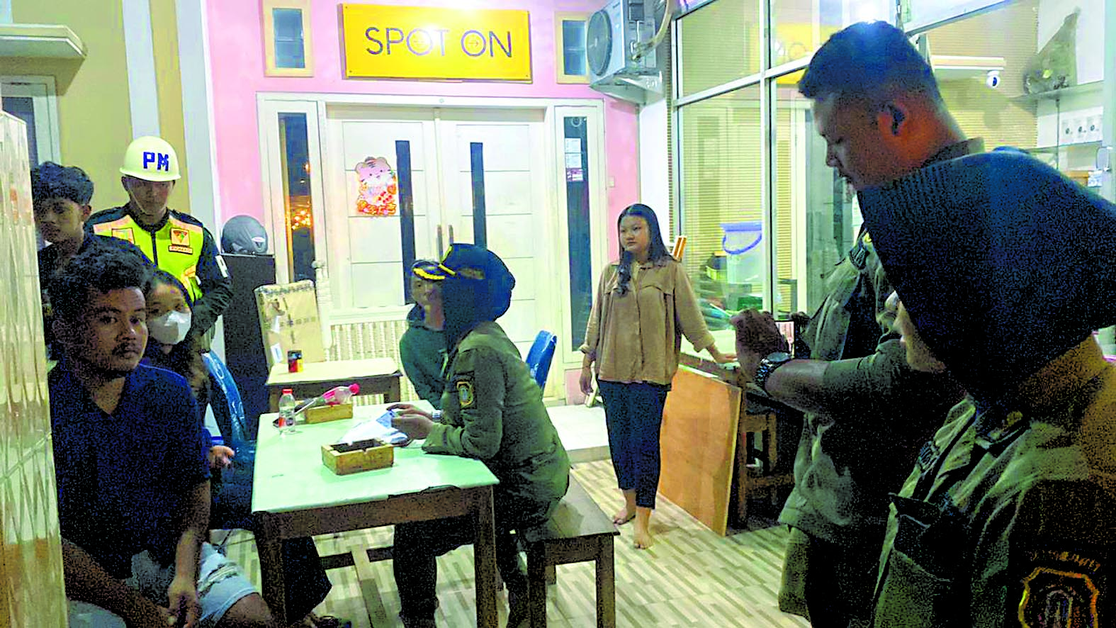 BUKAN PASUTRI: Aparat menginterogasi pasangan yang kedapatan berduaan di kamar.