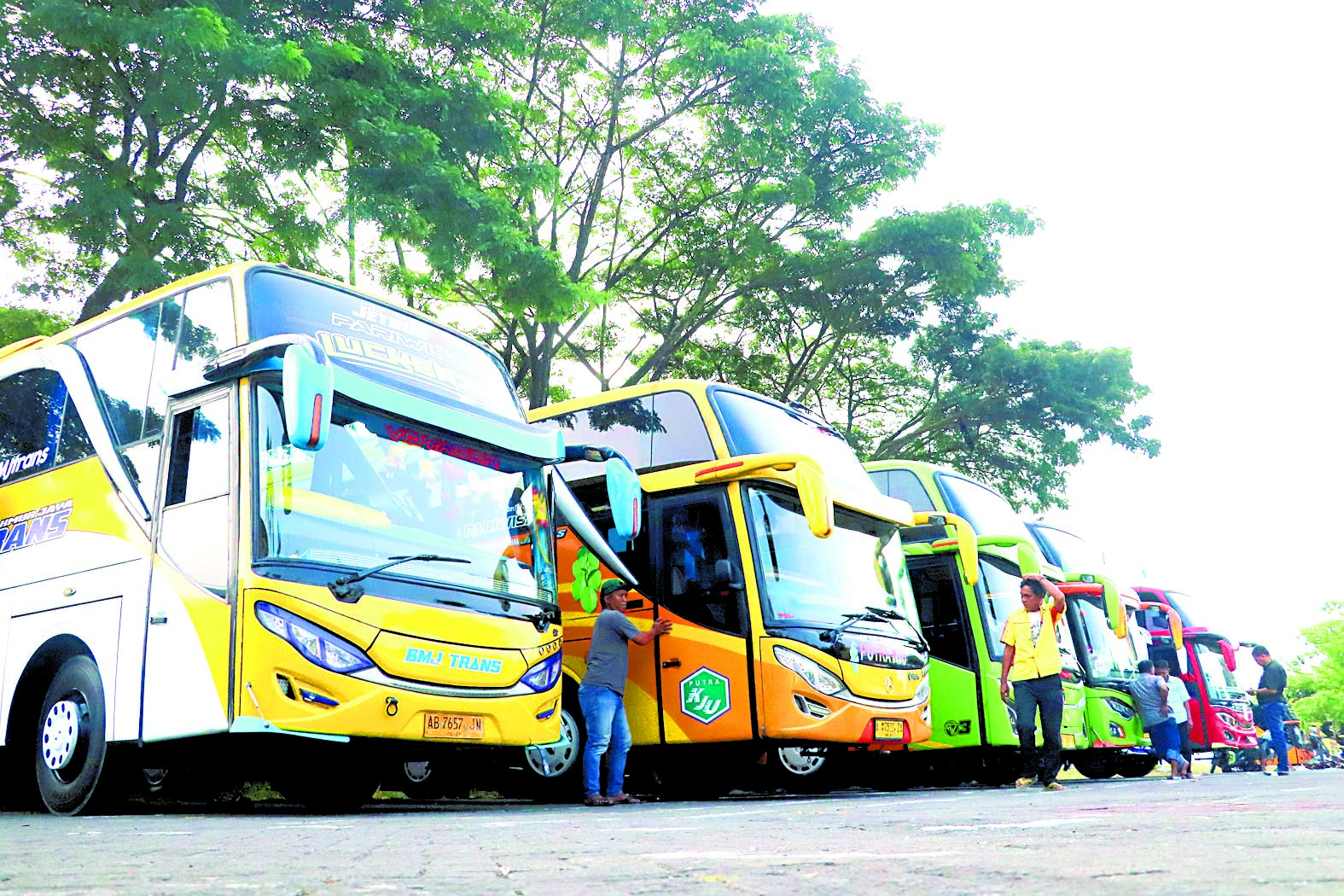 PARKIR RAPI: Bus pariwisata menunggu penumpang kembali di area parkir Pusat Informasi Perdagangan dan Pariwisata (PIPP) Kota Blitar&nbsp;
