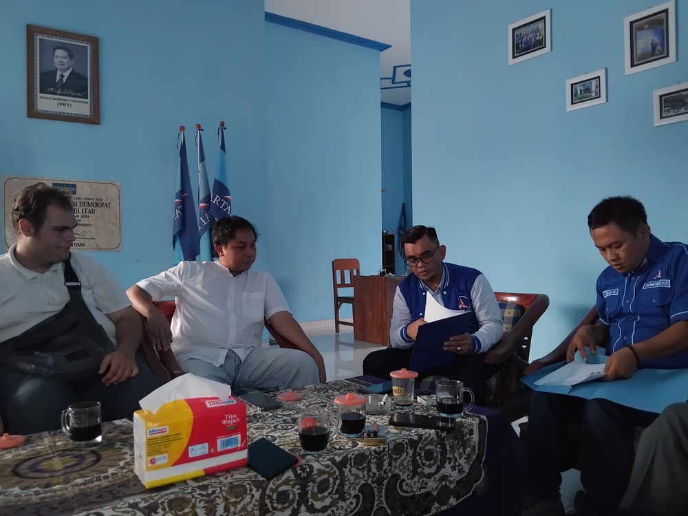 SAT-SET: Ketua DPC Demokrat Kabupaten Blitar, Edy Masna mendiskusikan isian dalam formulir penjaringan yang dikembalikan Wima Brahmantya, kemarin (27/5).