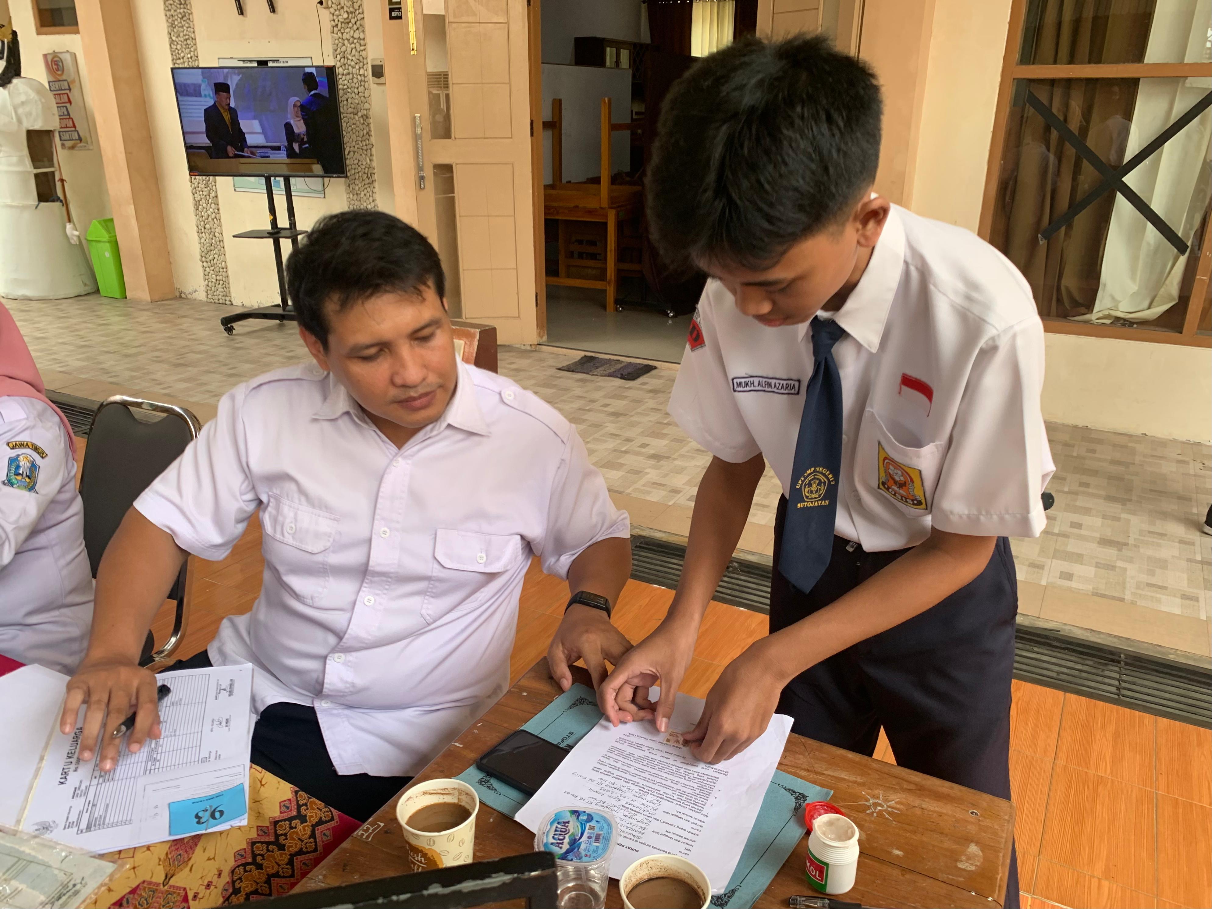 VALIDASI: Sejumlah calon siswa baru melakukan verifikasi data untuk penerbitan PIN di SMKN 3 Blitar, kemarin (27/5).