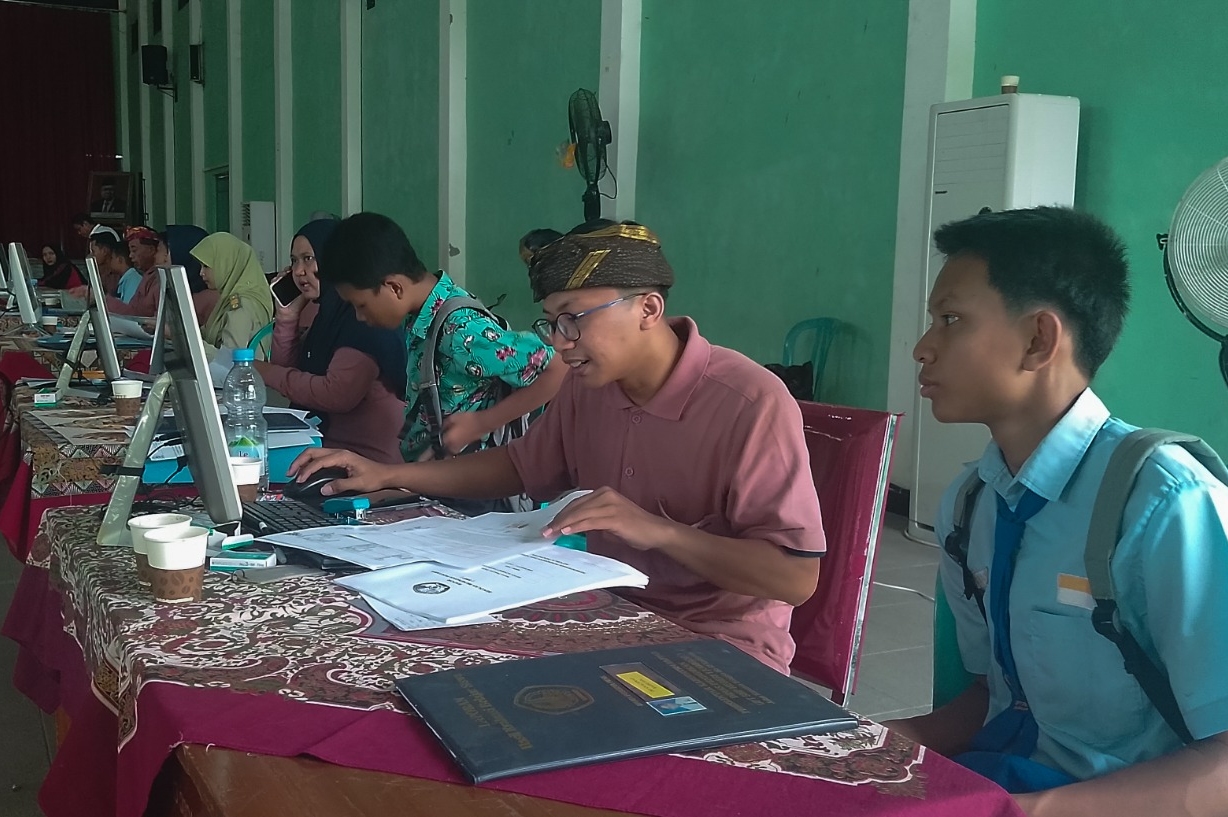 TAK TELITI: Siswa mengecek ulang data PPDB di SMAN 1 Sutojayan, kemarin (29/5).