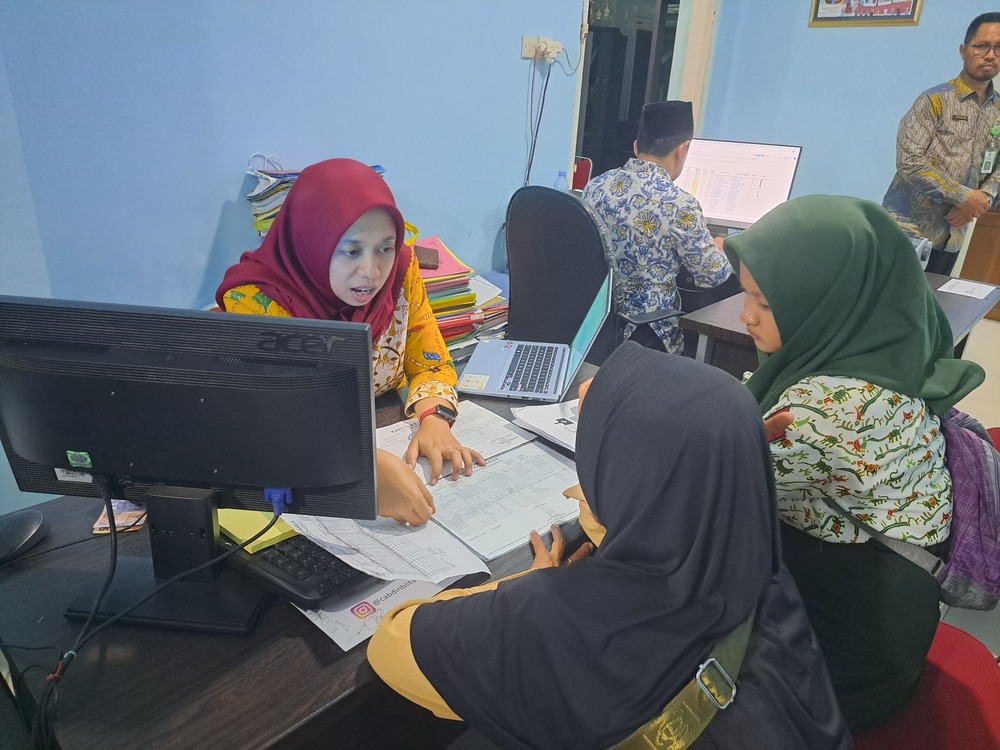 BIAR PAHAM: Calon siswa dan walinya konsultasi PPDB di Kantor Cabdidik wilayah Blitar, kemarin (30/5).