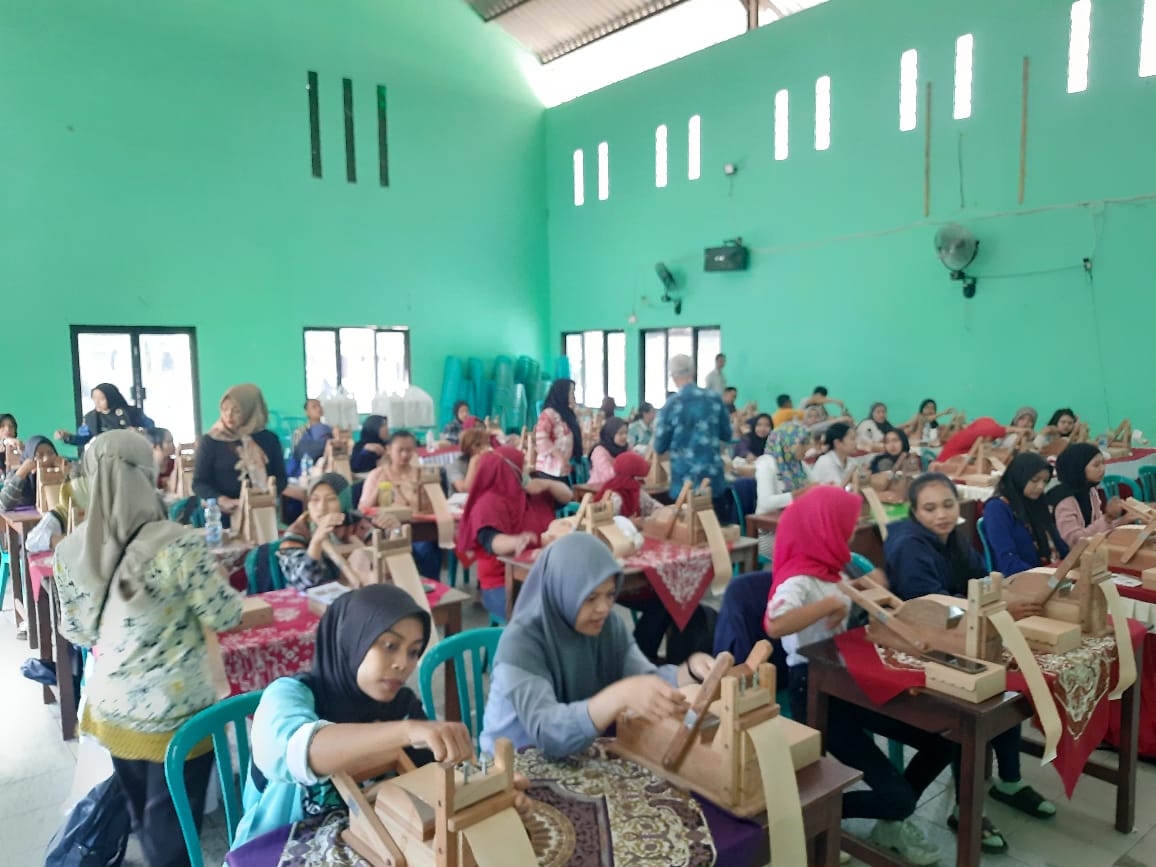 SERIUS: Beberapa pekerja pabrik rokok ketika melinting tembakau.