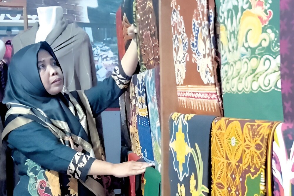 POTENSI: Umayah, salah satu perajin batik di Kabupaten Blitar menunjukan berbagai koleksi batik buatannya.