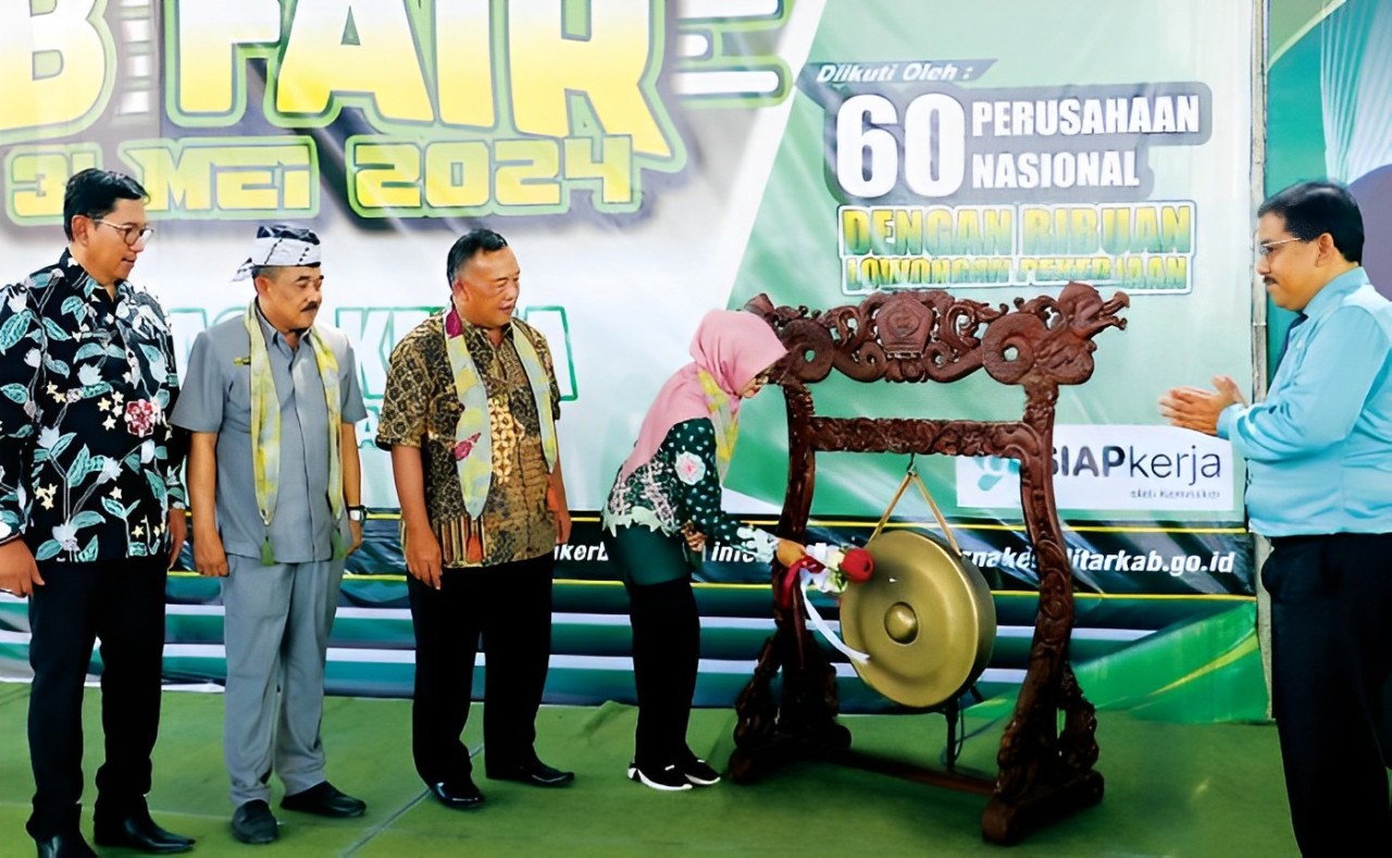 SINERGI: Bupati Mak Rini bersama Wakil Ketua DPRD Maskur, Kepala Disnaker Kabupaten Tavip Wiyono, Kepala SMKN 1 Kademangan Hadi Sucipto dalam pembukaan job fair kemarin (30/5)