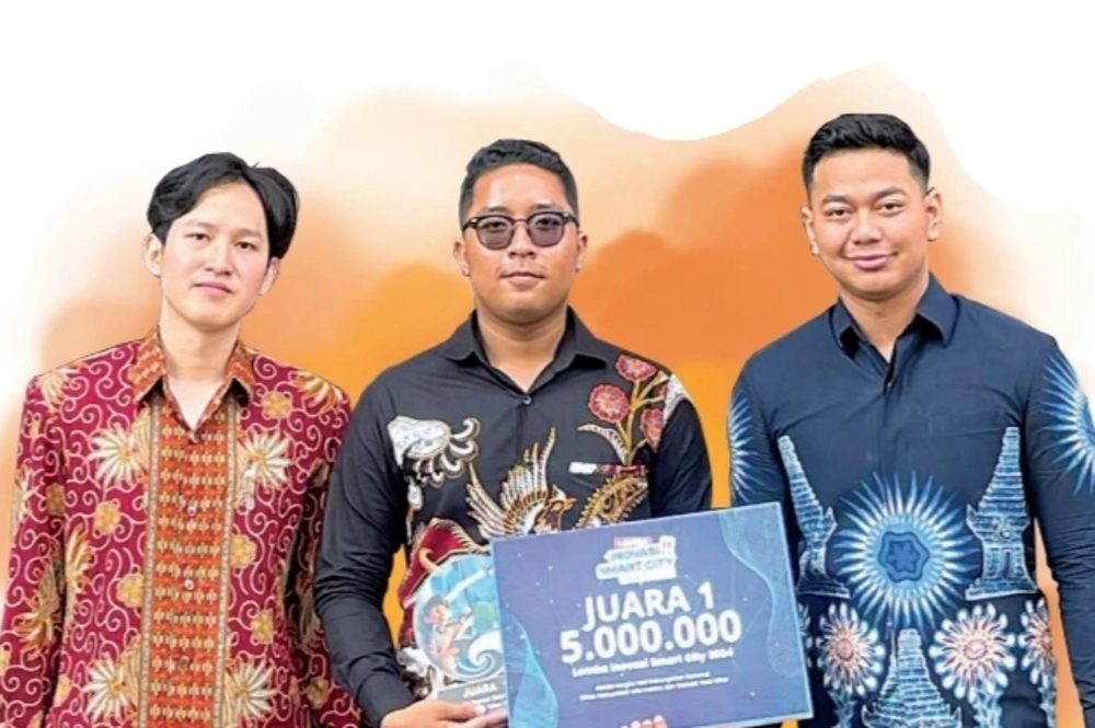 INOVATIF: Herna Dhea Trio Putra bersama dua rekannya menunjukkan trofi lomba inovasi smart city.