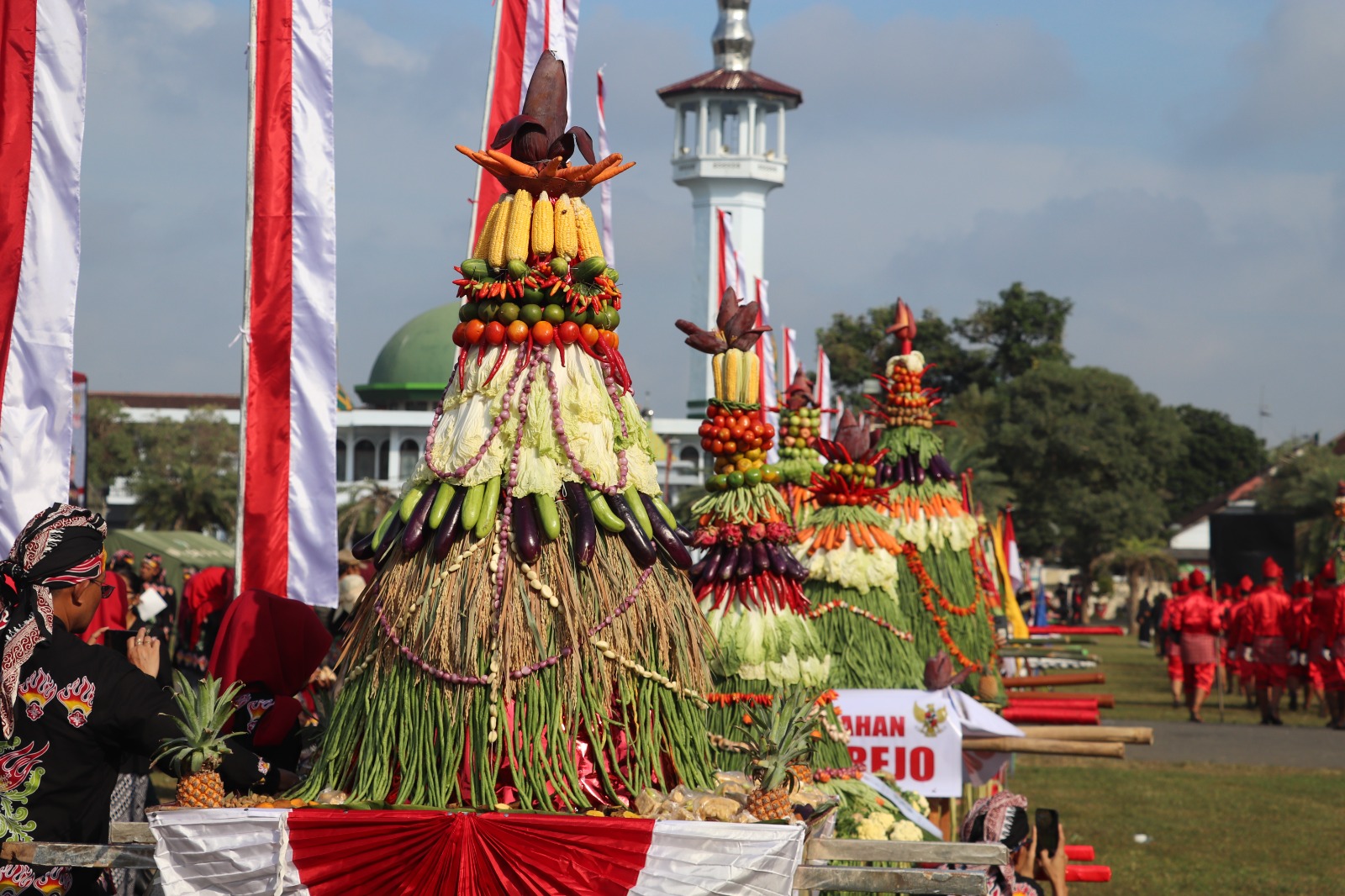 WUJUD SYUKUR: Berbagai jenis hasil bumi termasuk sayur mayur dikirab dari Alun-alun Kota Blitar menuju Makam Bung Karno, Sabtu (1/6/2024).