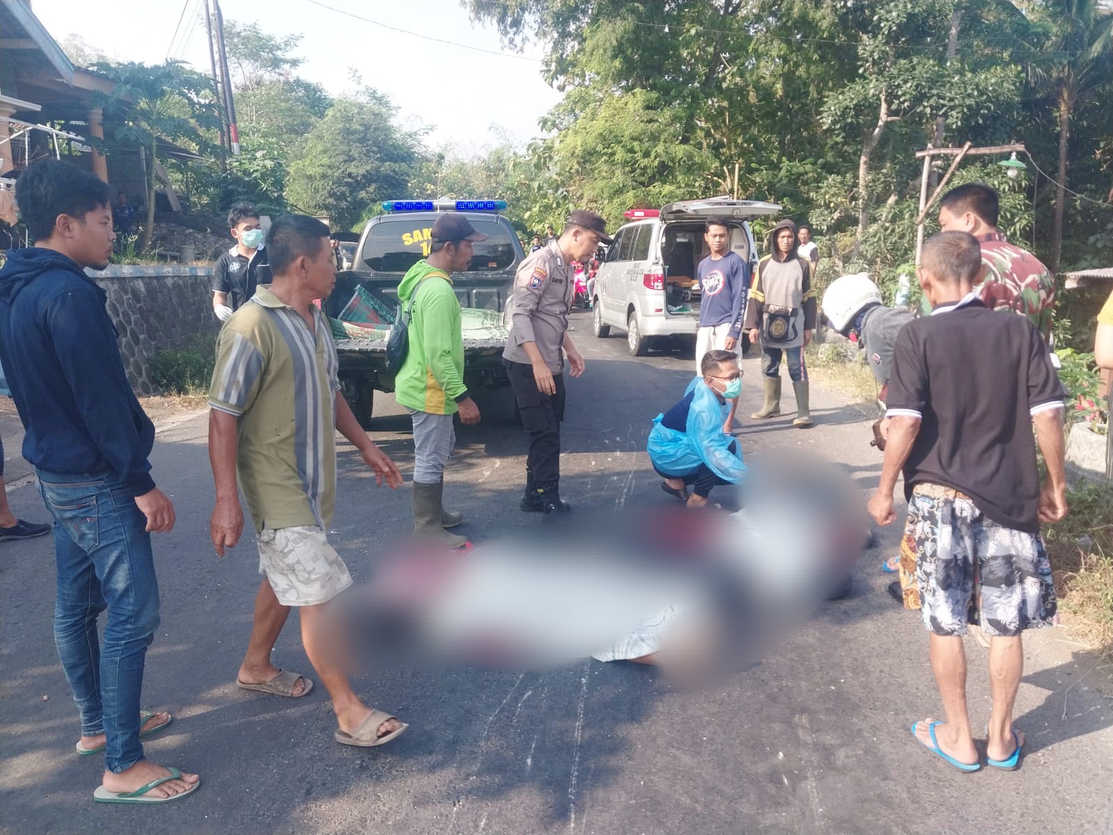MAUT: Polisi mengevakuasi 3 jenazah korban kecelakaan yang terjadi di Desa Dawuhan, Kademangan, Blitar pada Sabtu (1/6/2024).