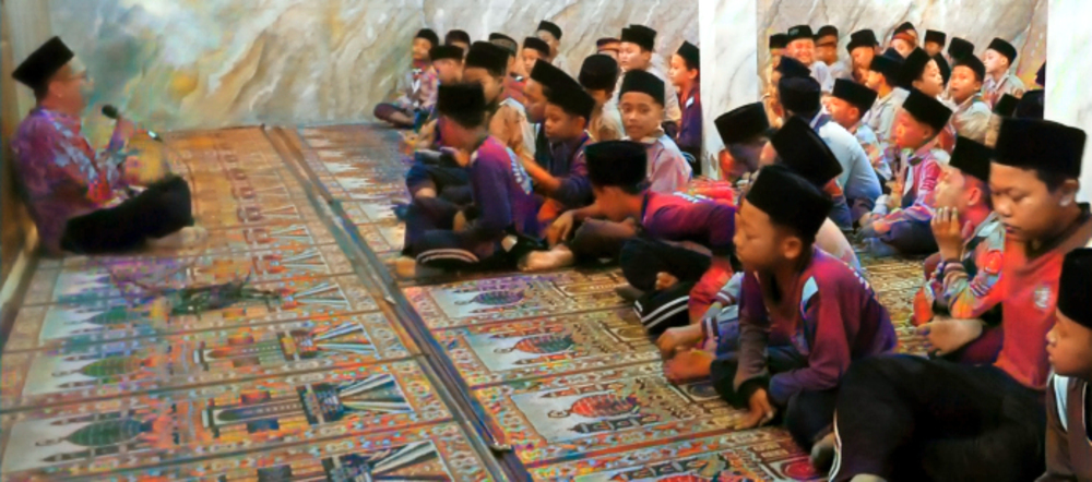 AGENDA RUTIN: Siswa ketika mengikuti kultum setelah salat Dhuha di Masjid Jami Al A&rsquo;laa, di Desa Kalipucung, Kecamatan Sanankulon